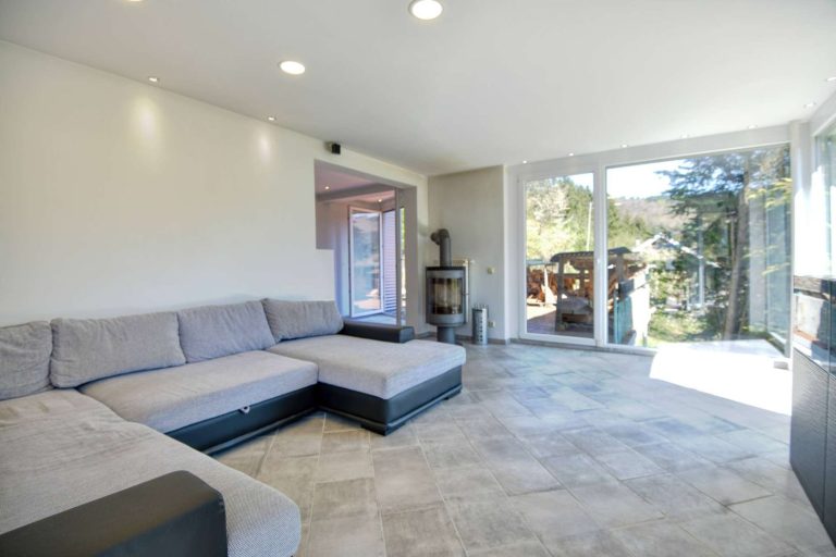 Wohnzimmer_Ansicht_mit_Ausblick